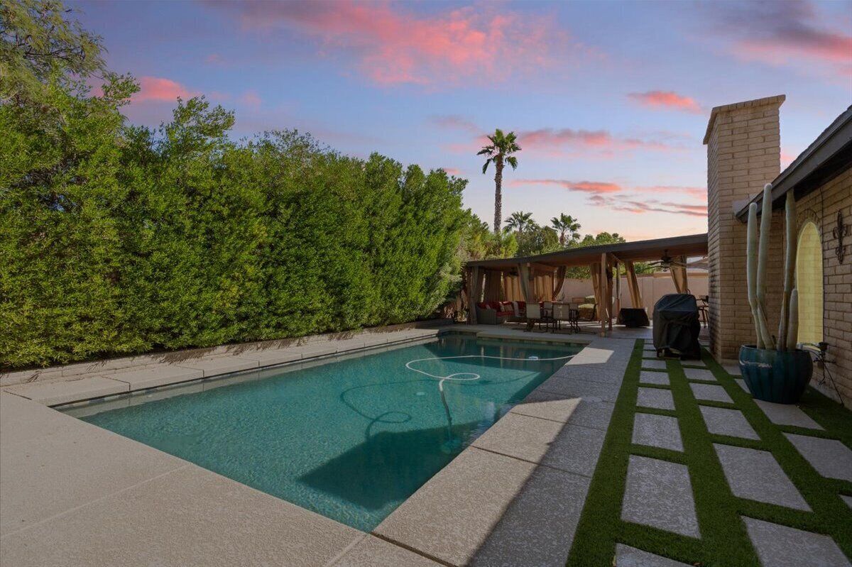Privacy and location upgraded in Scottsdale! Clean + Pool! HOLIDAY SPECIAL!!!! 