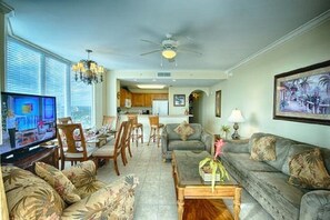 Fernseher, DVD-Player, Tischtennisplatte, Stereoanlage