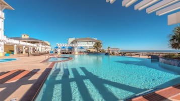 Utendørsbasseng og et oppvarmet basseng