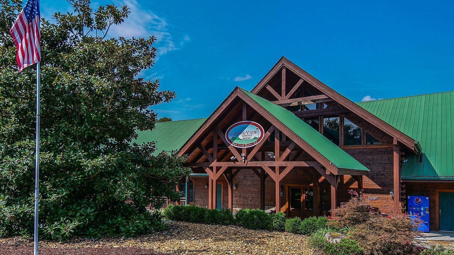 Cozy, knotted pine lodge and cabin with fire pits, fireplaces, PET friendly