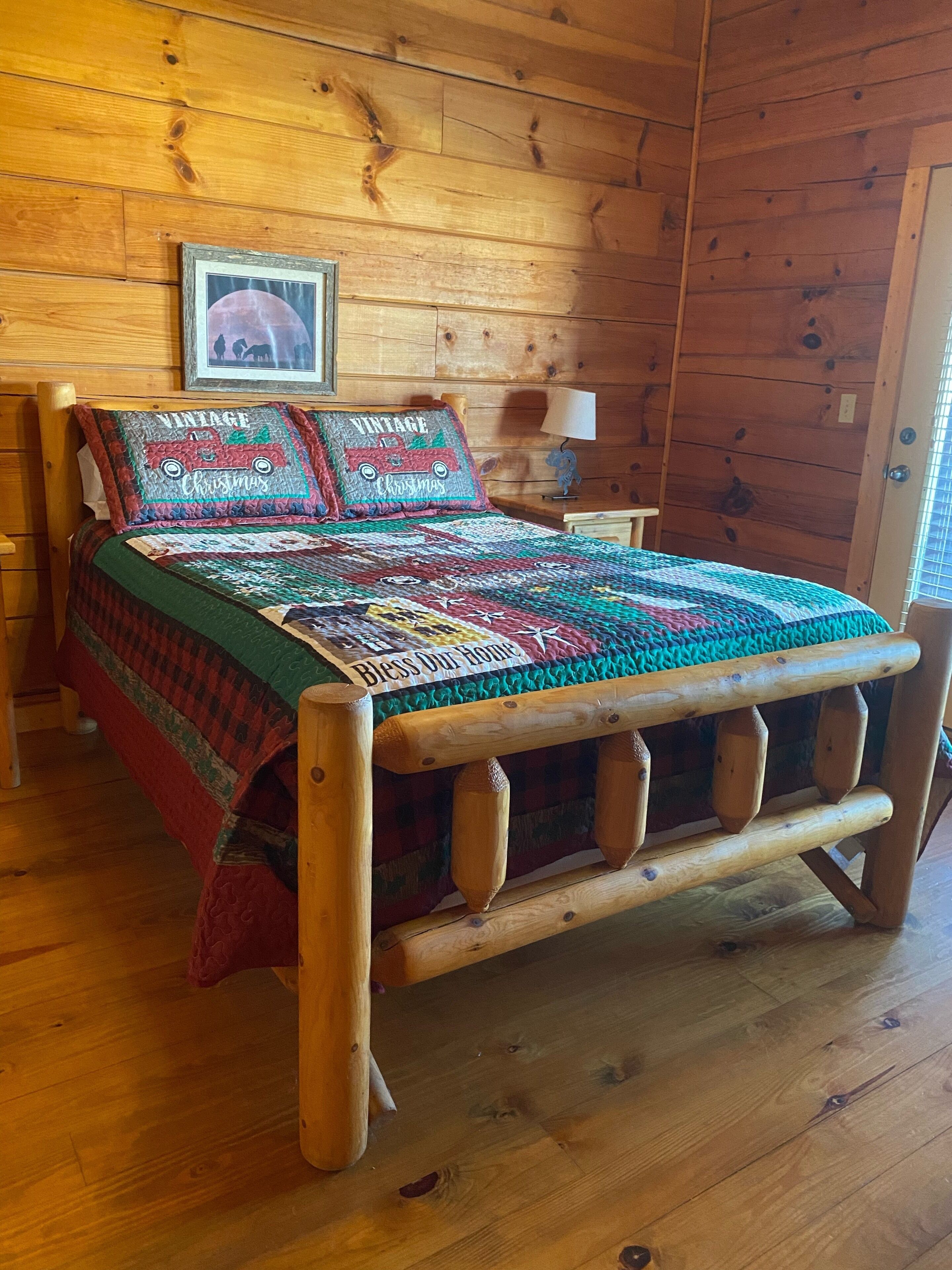Cozy, knotted pine lodge and cabin with hot tub and pool, pet friendly