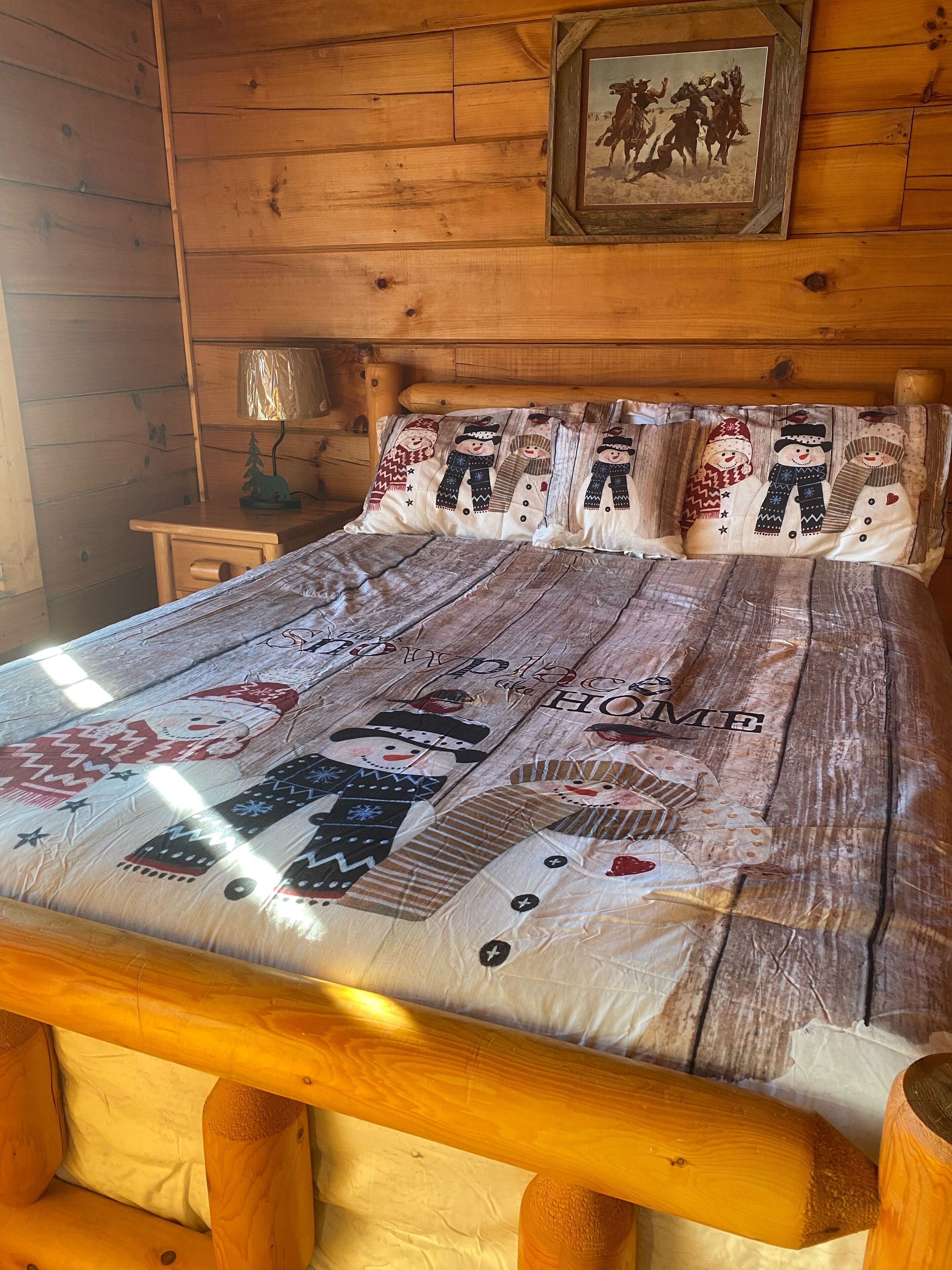 Cozy, knotted pine lodge and cabin with hot tub and pool, pet friendly