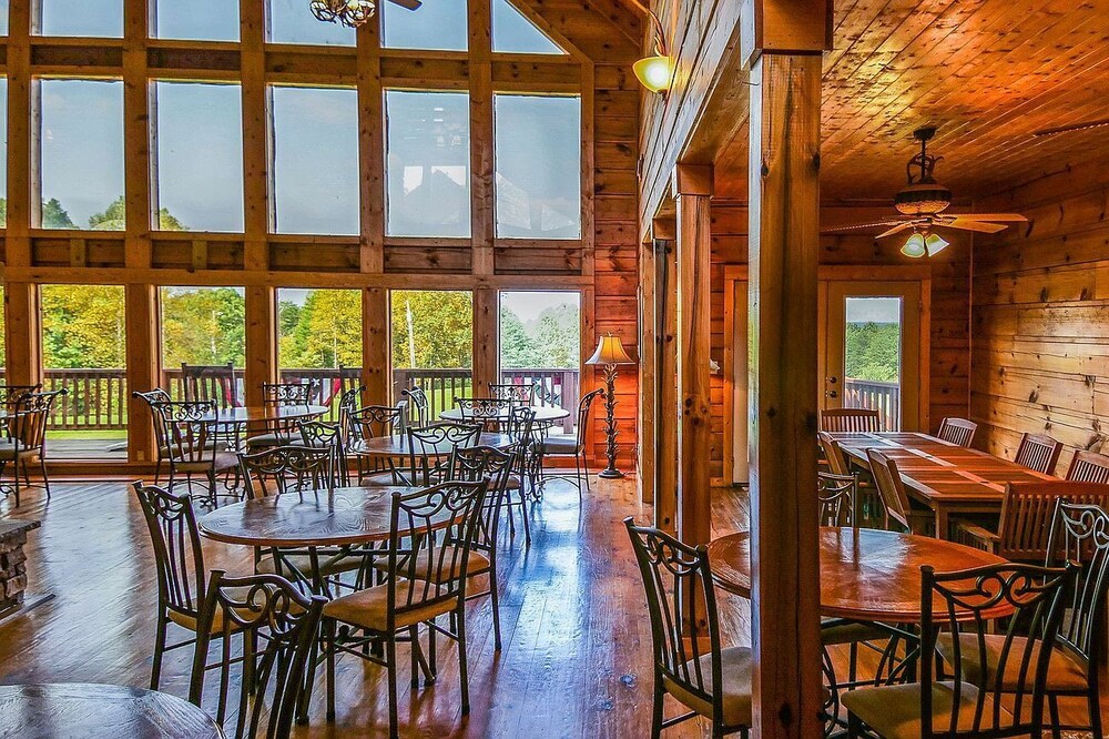 Cozy, knotted pine lodge and cabin with hot tub and pool, pet friendly