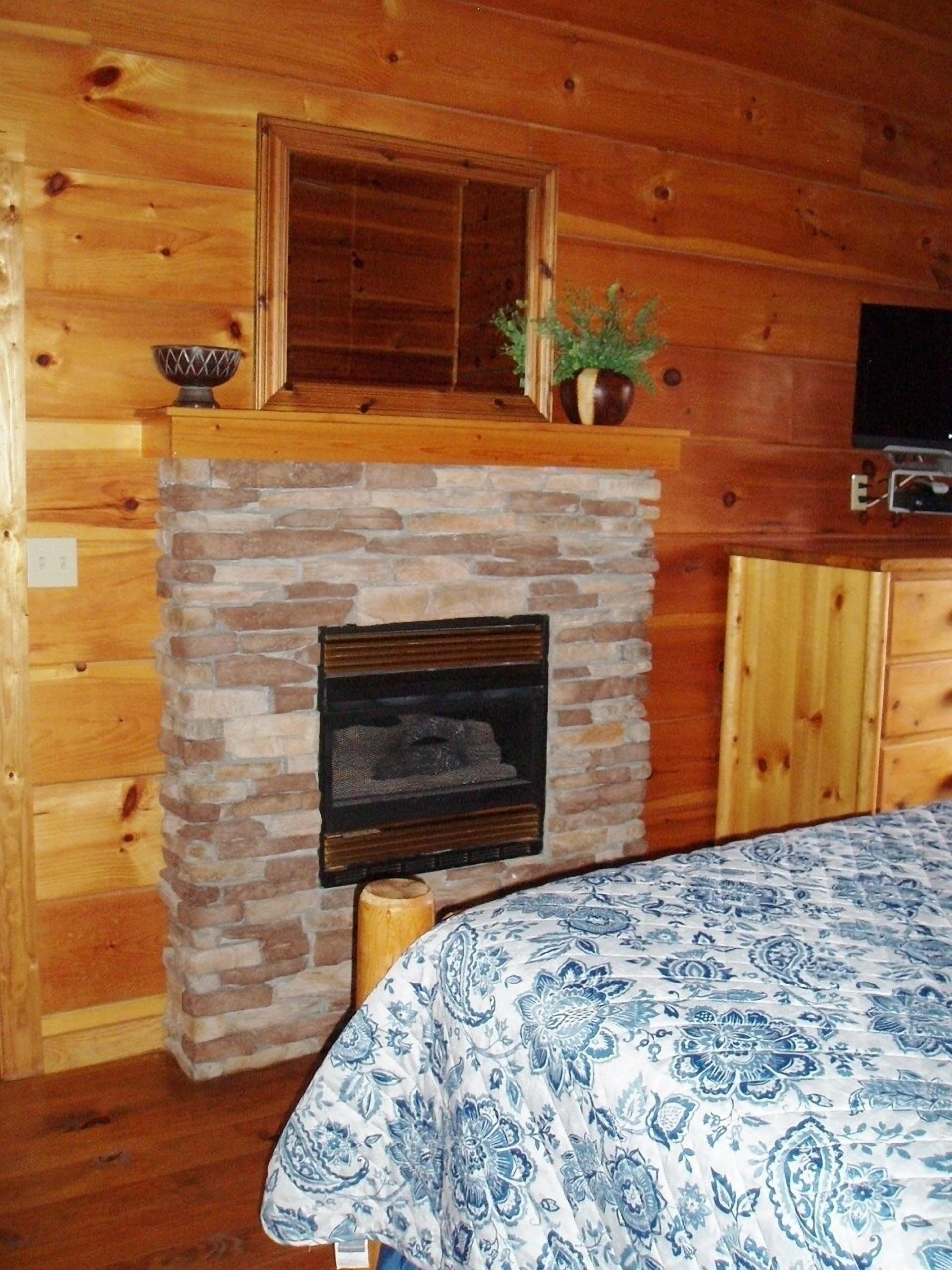 Cozy, knotted pine lodge and cabin with hot tub and pool, pet friendly