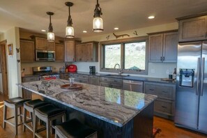 Fridge, microwave, oven, stovetop - Stunning Hollowtop House (McAllister)