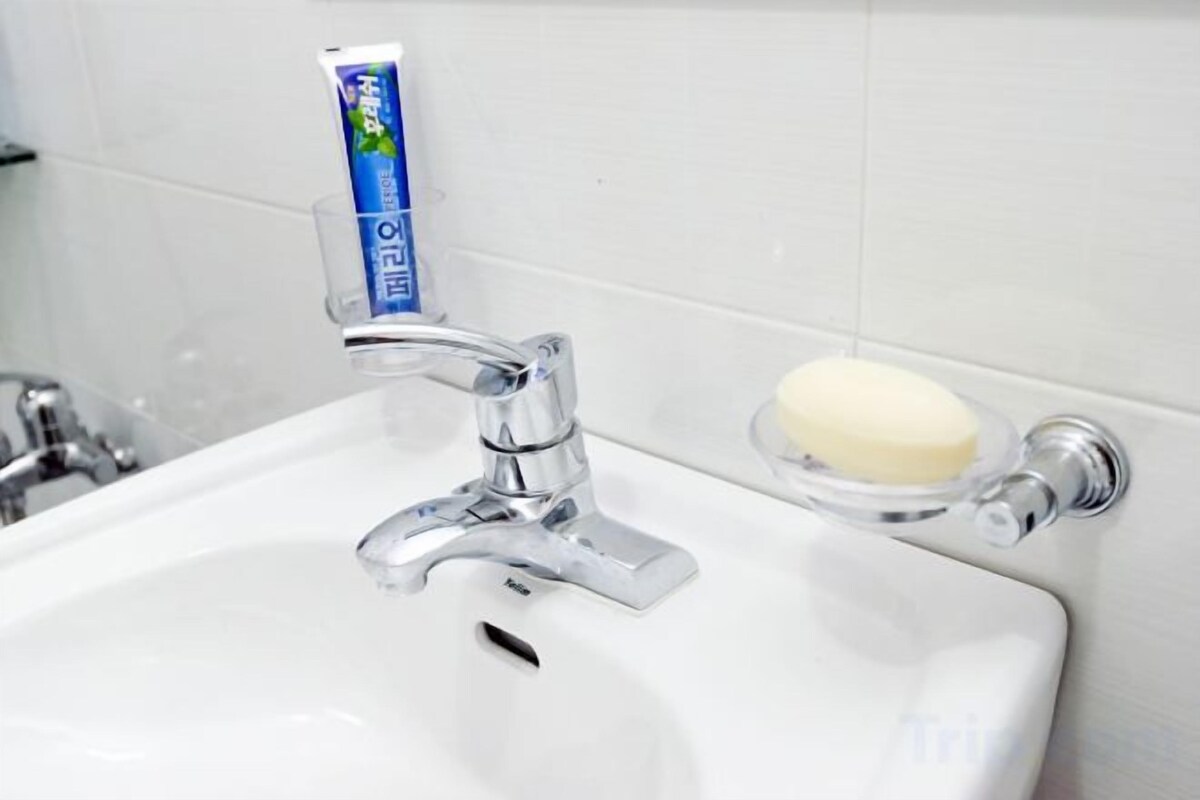 Salle de bain | Douche, séchoir à cheveux, pantoufles, serviettes fournies