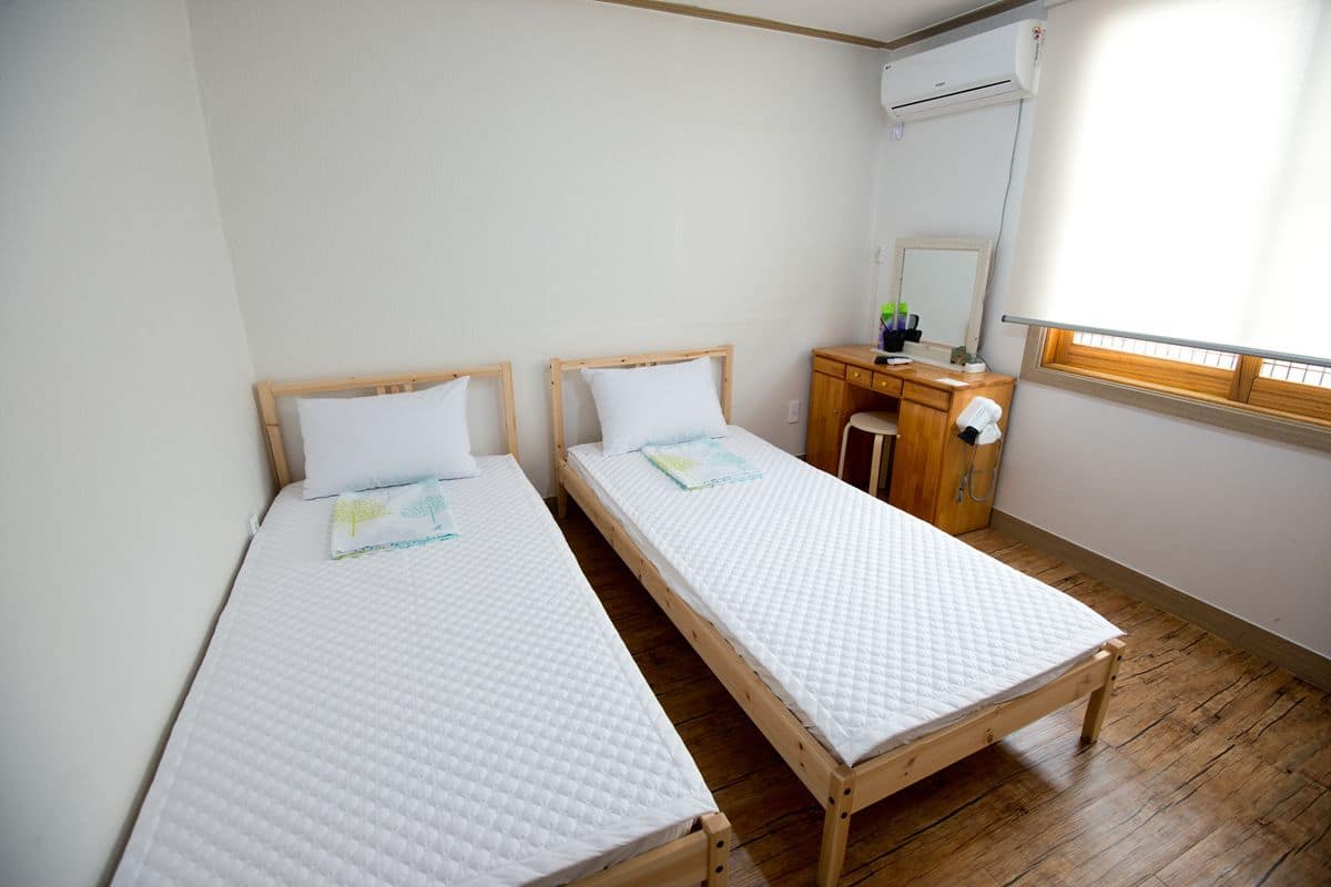 Twin kamer | Geluiddichte muren, gratis wifi, beddengoed