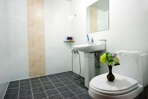 Shower, pengering rambut, sandal, dan handuk