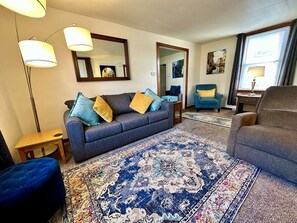 TV, bøker og stereoanlegg