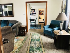 TV, bøker og stereoanlegg