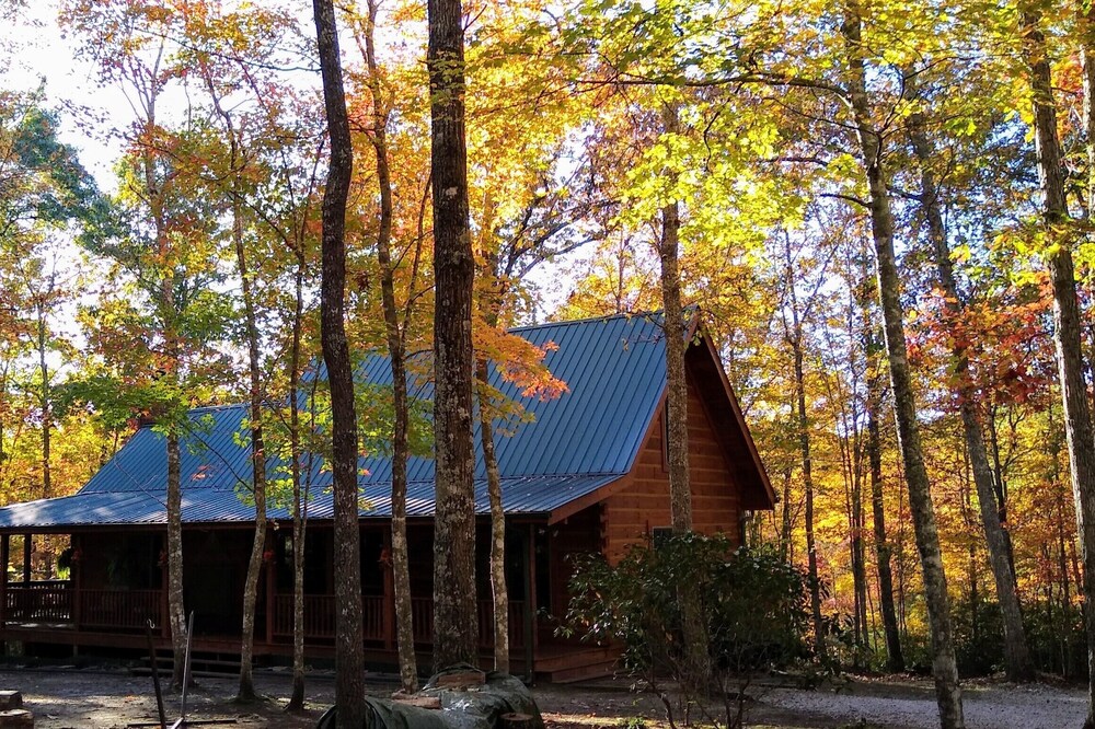 1159 Wilderness Trail Oneida Tn on 5 acres. Family Gatherings& Hikers Paradise