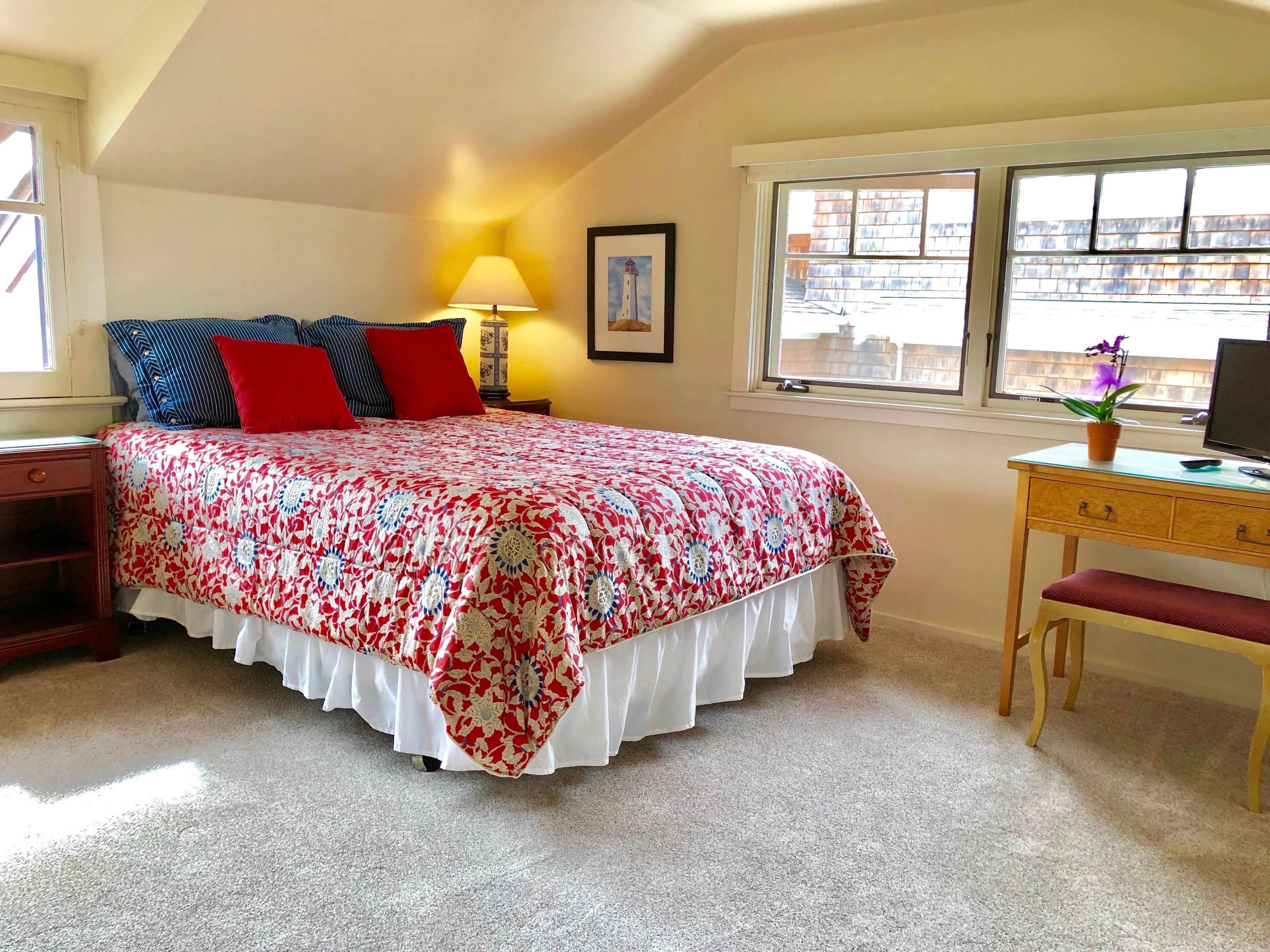 Adorable Seabright Bungalow - Steps to the Beach! 