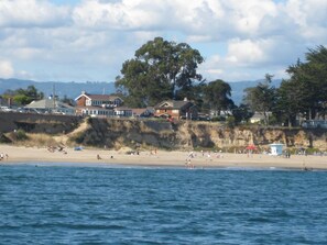 Ranta lähistöllä, aurinkotuoleja, rantapyyhkeitä