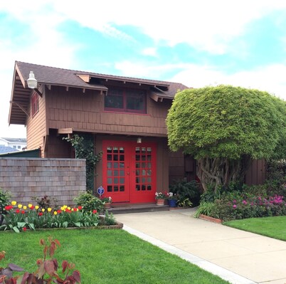 Adorable Seabright Bungalow - Steps to the Beach!