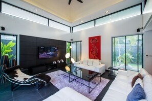 Fernseher, DVD-Player, Bücher, Stereoanlage