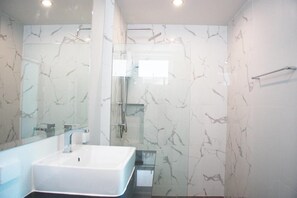 Deluxe Villa, Multiple Beds, Non Smoking, Pool View | Bathroom