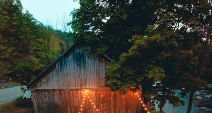 Historiallinen jokimökki lähellä Whiteface & Placid-järveä Warnerin leiri