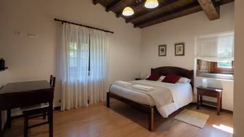 4 bedrooms, desk, iron/ironing board, travel crib