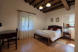 4 chambres, bureau, fer et planche à repasser, lit parapluie