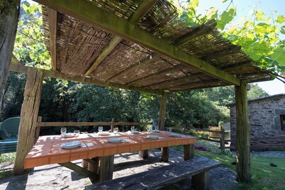 Rural house with farm next to the river, 5 minutes from the Cathedral (pets allowed).