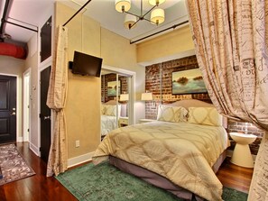 1 bedroom, iron/ironing board, free WiFi, bed sheets - Heated Pool Access | 5*Clean | Flex Cancelation (Savannah)