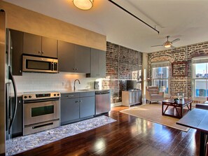 Geladeira, micro-ondas, fogão, cooktop