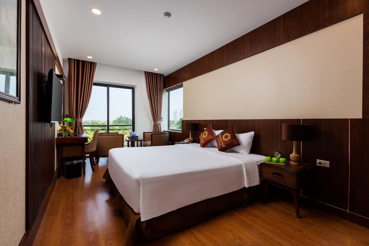 Phòng đôi Deluxe | Bộ đồ giường cao cấp, minibar, két bảo mật tại phòng, bàn 