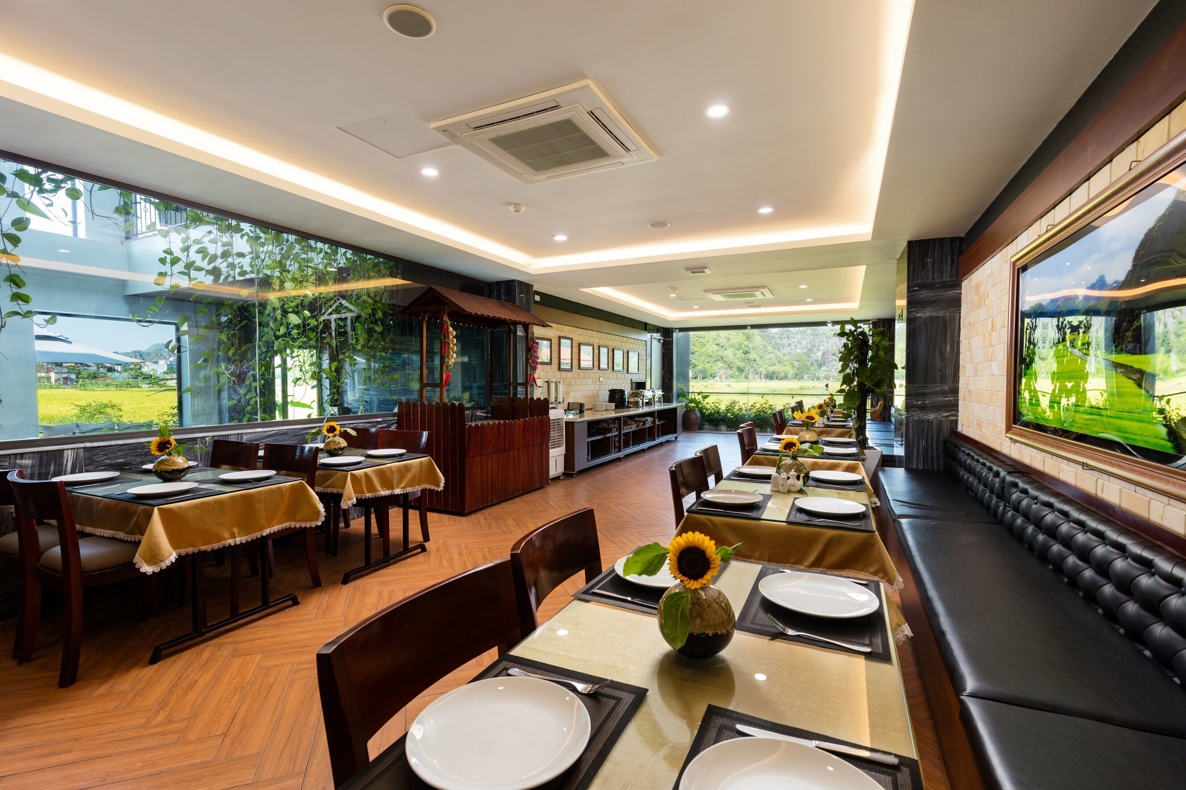 2 restoran; melayani sarapan, makan siang, dan makan malam