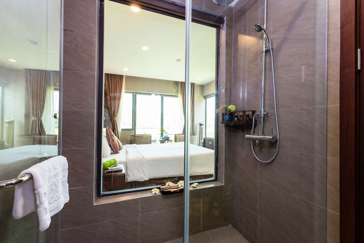 suite, mountain view | living room | smart tv