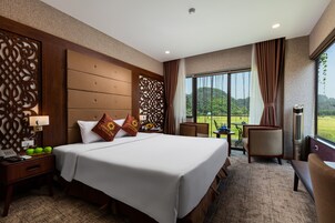 Suite, Mountain View | Premium bedding, minibar, in-room safe, desk