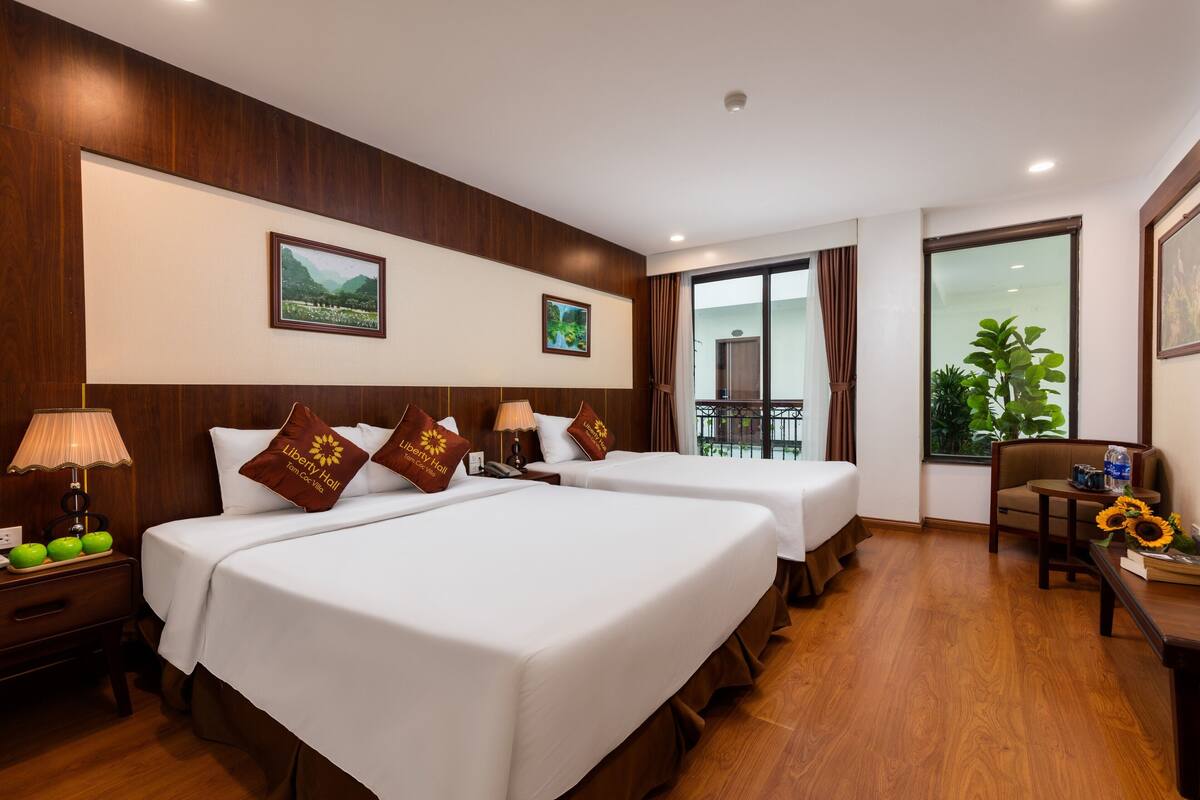 Bộ đồ giường cao cấp, minibar, két bảo mật tại phòng, bàn 