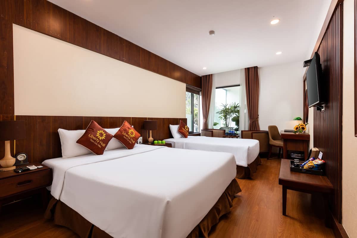 Phòng 3 Deluxe | Bộ đồ giường cao cấp, minibar, két bảo mật tại phòng, bàn 
