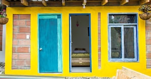 Quarto casal básico, para não fumantes | Wi-Fi de cortesia, roupa de cama
