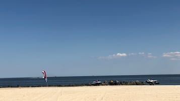 Aan het strand, ligstoelen aan het strand, strandlakens
