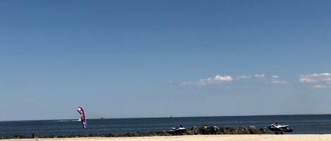 En la playa, sillas reclinables de playa, toallas de playa