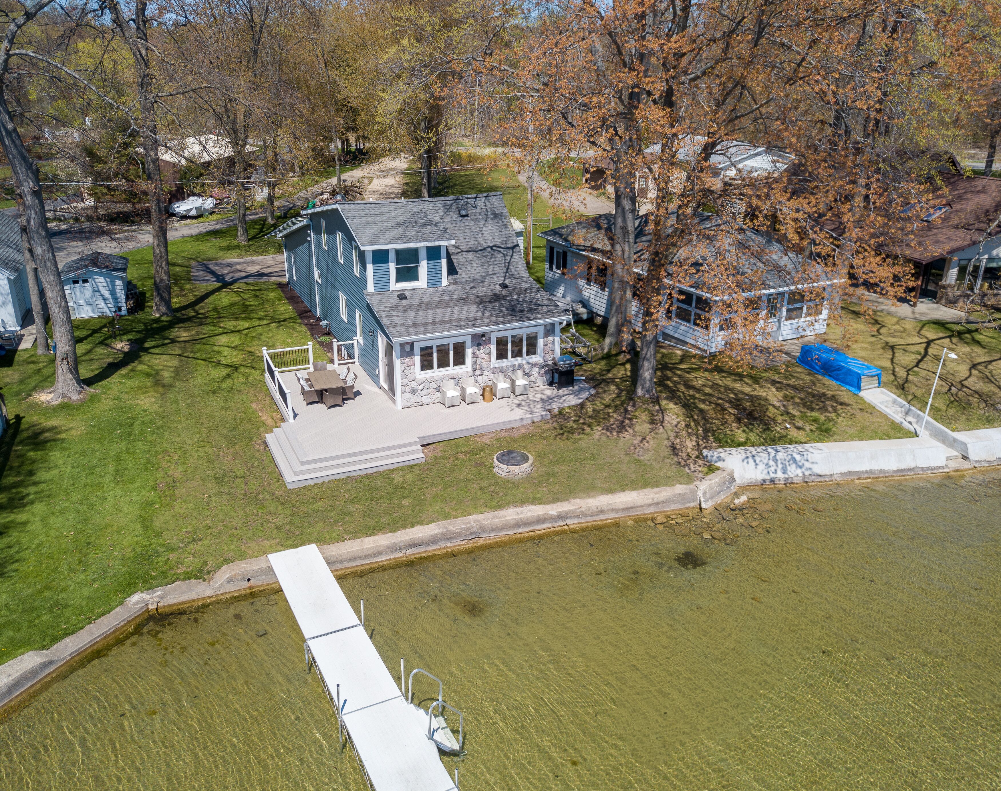 Come stay right on Gun Lake! Lake toys included! Dock your boat or rent ours!