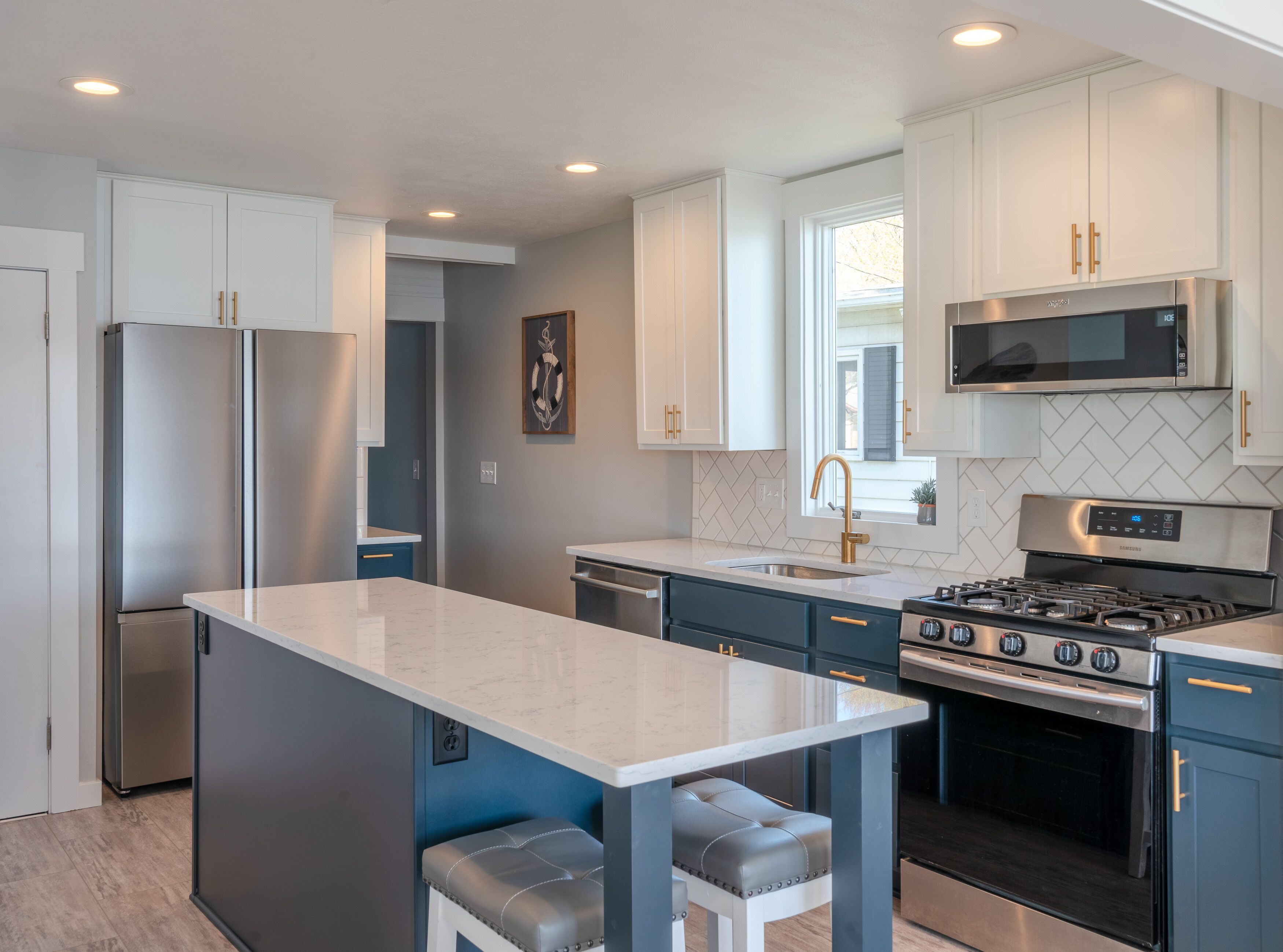 Come stay right on Gun Lake! Lake toys included! Dock your boat or rent ours!