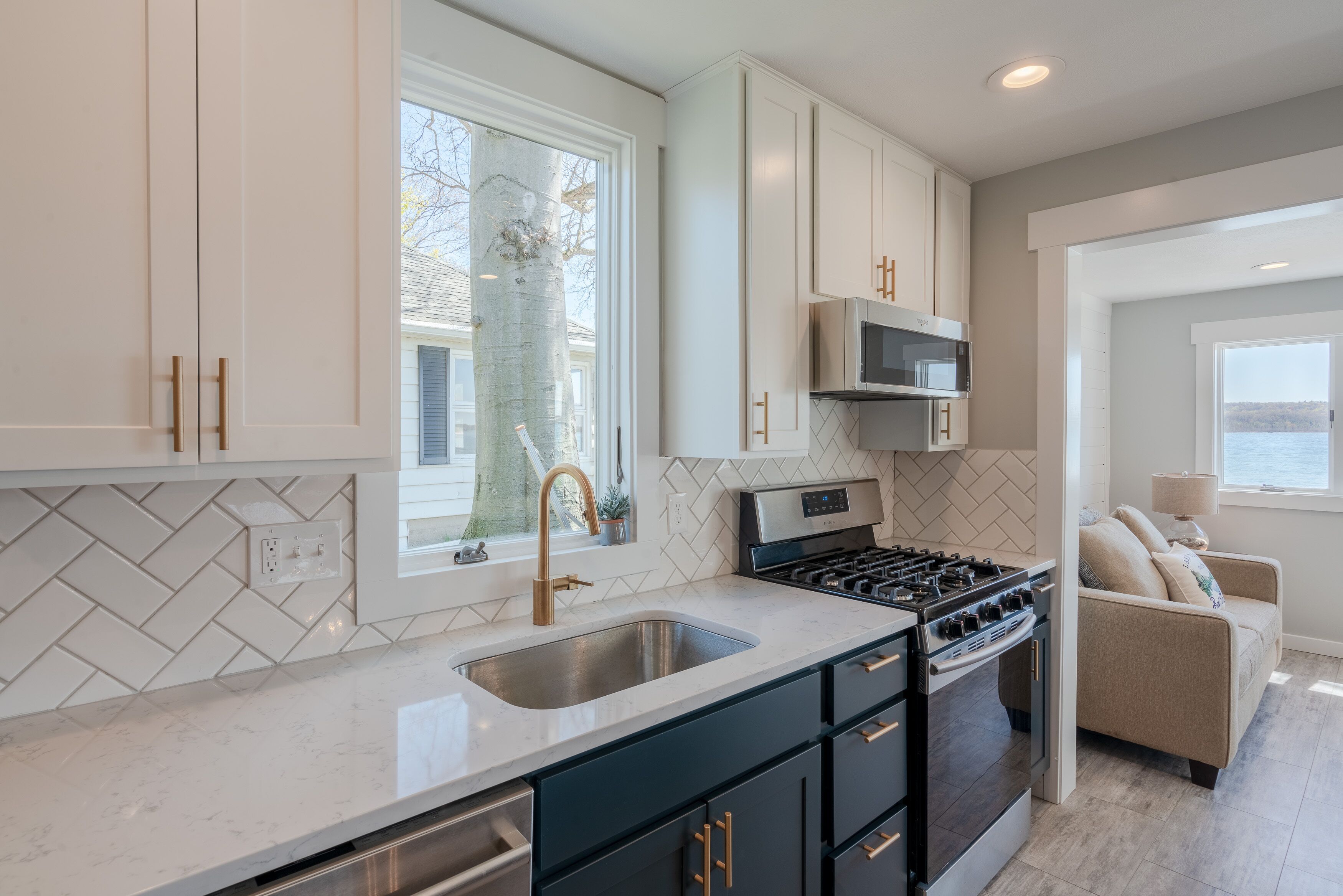 Come stay right on Gun Lake! Lake toys included! Dock your boat or rent ours!