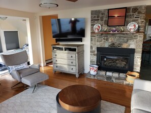 Een smart-tv, een open haard en een printer