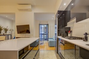 Een koelkast, een microgolfoven, een oven, een kookplaat