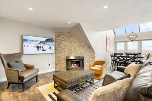 TV connectée, cheminée, livres