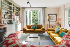 Smart TV, fireplace, video games, table football - Beautiful and big family house near Amsterdam and 5 minutes from the beach (Bentveld)