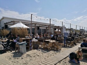 Outdoor dining - Beautiful and big family house near Amsterdam and 5 minutes from the beach (Bentveld)