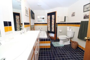 Combined shower/tub - Renovated Contemporary Gem In Private Neighborhood (2416) (Wellfleet)