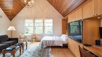 1 bedroom, desk, iron/ironing board, WiFi (free)