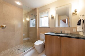 Douche, séchoir à cheveux, serviettes fournies, papier de toilette