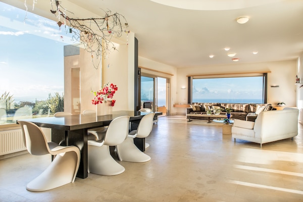 Villa Mariposa-Spacious living room and dinning area with great panoramic view