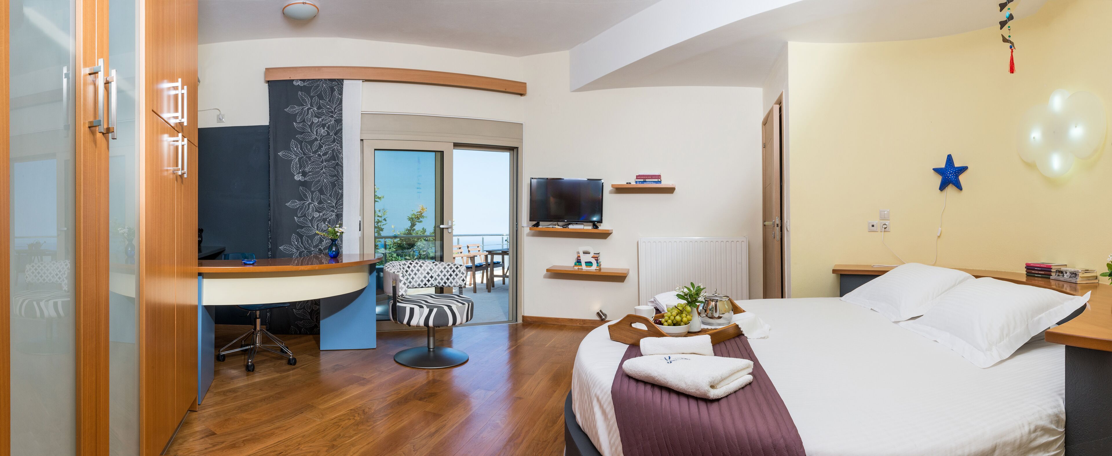 3 soveværelser, pengeskab på værelset, skrivebord, lydisolering