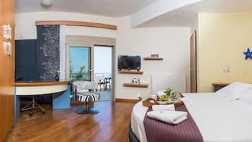 3 soveværelser, pengeskab på værelset, skrivebord, lydisolering