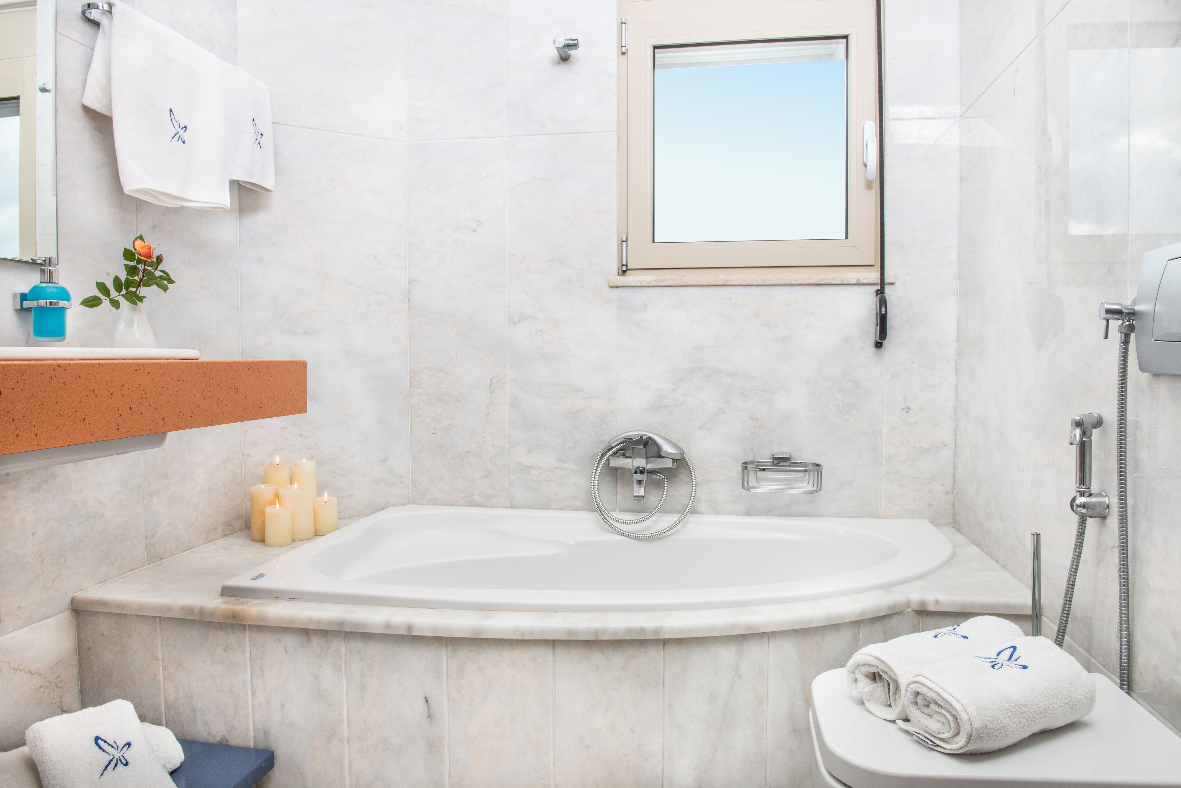 Villa Mariposa - Bathroom No3 with large tub.